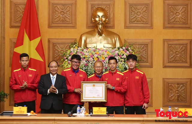 Thủ tướng Nguyễn Xuân Phúc: Đội tuyển Việt Nam là gam màu rất sáng đối với niềm tin của nhân dân trong phát triển thể thao của đất nước - Ảnh 9.