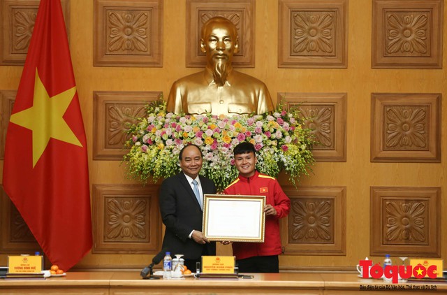Thủ tướng Nguyễn Xuân Phúc: Đội tuyển Việt Nam là gam màu rất sáng đối với niềm tin của nhân dân trong phát triển thể thao của đất nước - Ảnh 10.