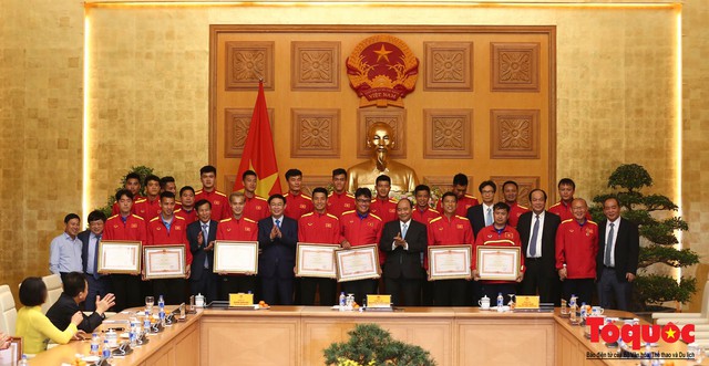 Thủ tướng Nguyễn Xuân Phúc: Đội tuyển Việt Nam là gam màu rất sáng đối với niềm tin của nhân dân trong phát triển thể thao của đất nước - Ảnh 12.