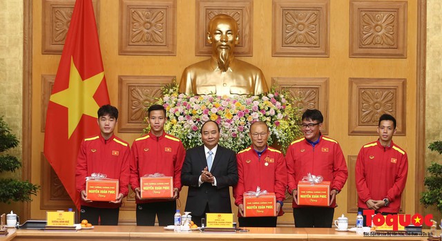 Thủ tướng Nguyễn Xuân Phúc: Đội tuyển Việt Nam là gam màu rất sáng đối với niềm tin của nhân dân trong phát triển thể thao của đất nước - Ảnh 13.