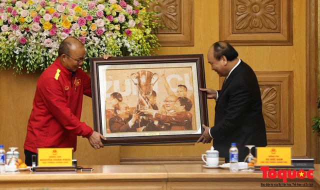Thủ tướng Nguyễn Xuân Phúc: Đội tuyển Việt Nam là gam màu rất sáng đối với niềm tin của nhân dân trong phát triển thể thao của đất nước - Ảnh 16.