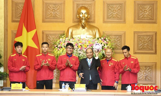 Thủ tướng Nguyễn Xuân Phúc: Đội tuyển Việt Nam là gam màu rất sáng đối với niềm tin của nhân dân trong phát triển thể thao của đất nước - Ảnh 17.