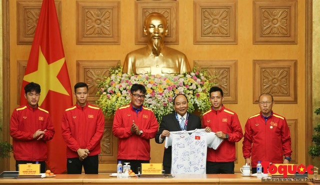 Thủ tướng Nguyễn Xuân Phúc: Đội tuyển Việt Nam là gam màu rất sáng đối với niềm tin của nhân dân trong phát triển thể thao của đất nước - Ảnh 18.