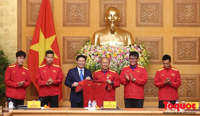Thủ tướng Nguyễn Xuân Phúc: Đội tuyển Việt Nam là gam màu rất sáng đối với niềm tin của nhân dân trong phát triển thể thao của đất nước - Ảnh 19.