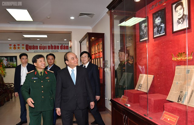 Thủ tướng Nguyễn Xuân Phúc thăm báo Quân đội nhân dân - Ảnh 1.