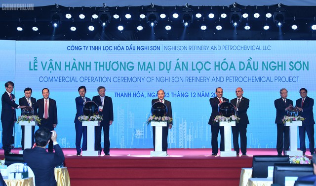 Thủ tướng dự lễ vận hành thương mại nhà máy lọc dầu lớn nhất Việt Nam - Ảnh 2.