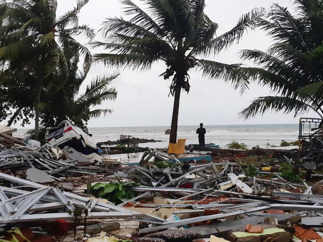 Những hình ảnh mới nhất Indonesia “tan tác” sau thảm họa sóng thần - Ảnh 1.