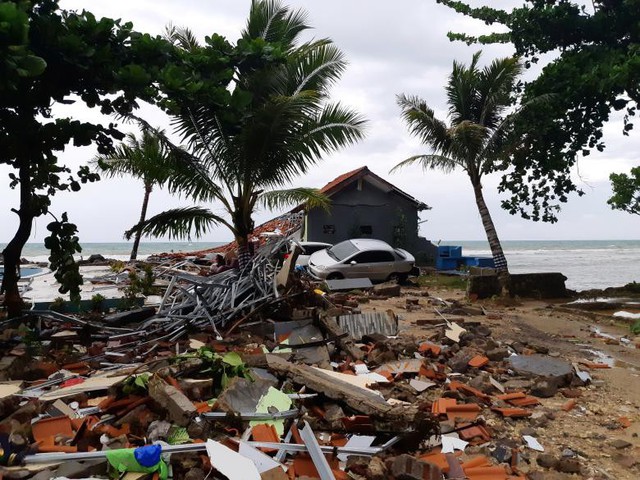 Những hình ảnh mới nhất Indonesia “tan tác” sau thảm họa sóng thần - Ảnh 6.