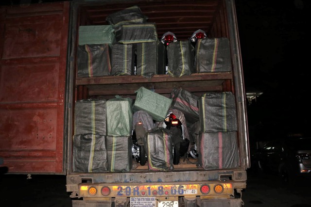 Quảng Trị: Bắt giữ 41.000 gói thuốc lá nhập lậu trên xe container - Ảnh 1.