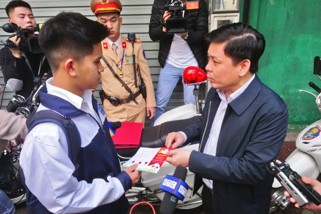  Bộ trưởng Nguyễn Văn Thể kiểm tra công tác chấp hành đội mũ bảo hiểm của học sinh Hà Nội - Ảnh 1.
