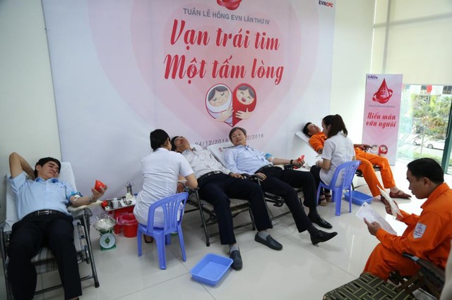 Hàng trăm cán bộ, công nhân viên EVNCPC hiến máu cứu người - Ảnh 1.