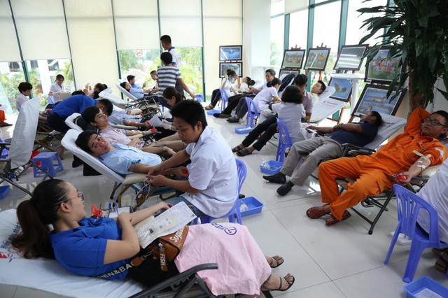 Hàng trăm cán bộ, công nhân viên EVNCPC hiến máu cứu người - Ảnh 2.