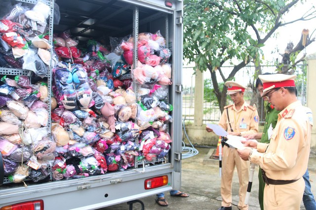 Cảnh sát phát hiện xe tải chở hơn 1.000 áo quần in toàn chữ Trung Quốc - Ảnh 1.