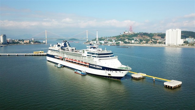 Du thuyền “siêu sang” sức chứa hơn 5.000 người cập Cảng tàu khách du lịch quốc tế Hạ Long - Ảnh 1.
