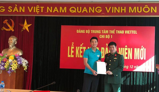 Trung vệ Bùi Tiến Dũng được kết nạp Đảng ngay trước ngày lên đường sang Qatar - Ảnh 1.