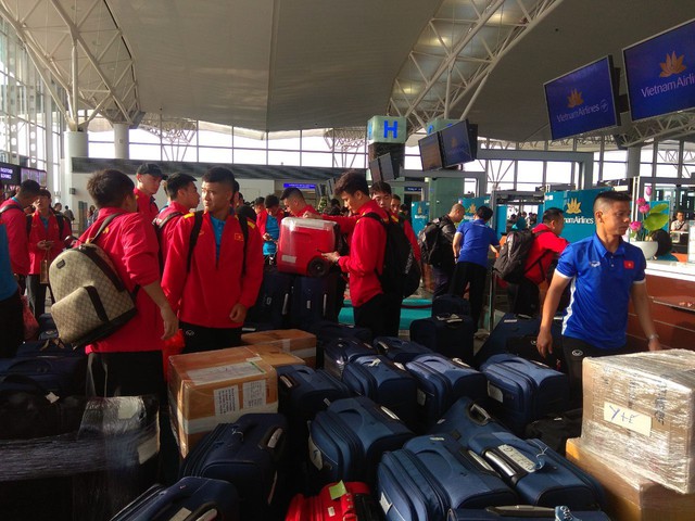 Hình ảnh đội tuyển Việt Nam tại sân bay Nội Bài trước giờ sang Qatar tập huấn - Ảnh 1.