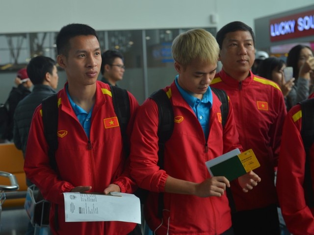 Hình ảnh đội tuyển Việt Nam tại sân bay Nội Bài trước giờ sang Qatar tập huấn - Ảnh 2.