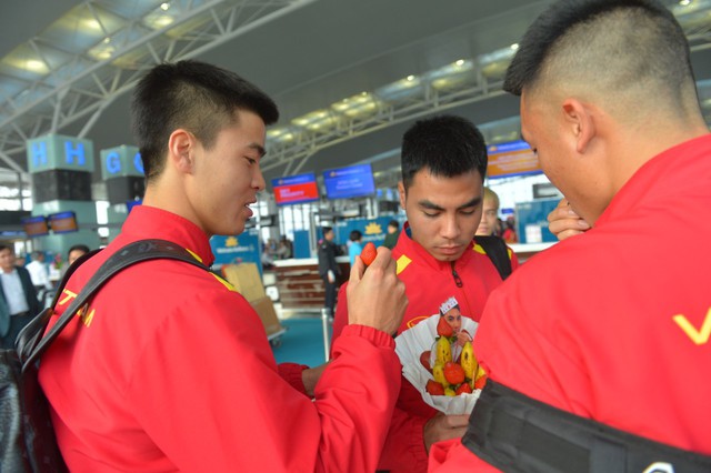 Hình ảnh đội tuyển Việt Nam tại sân bay Nội Bài trước giờ sang Qatar tập huấn - Ảnh 3.