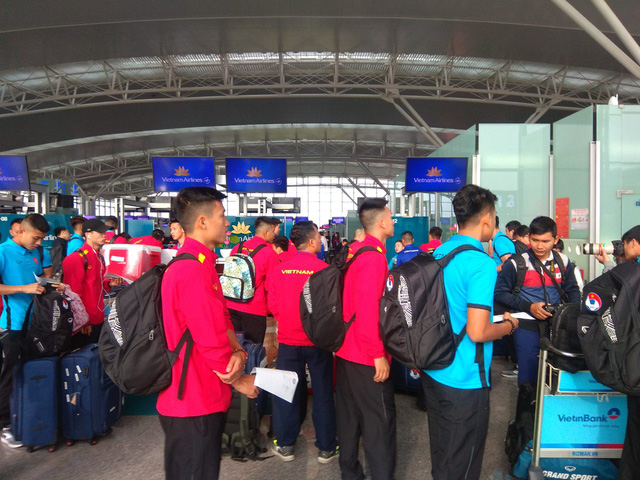 Hình ảnh đội tuyển Việt Nam tại sân bay Nội Bài trước giờ sang Qatar tập huấn - Ảnh 4.