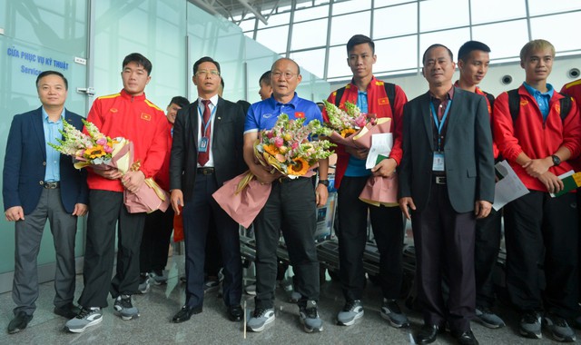 Hình ảnh đội tuyển Việt Nam tại sân bay Nội Bài trước giờ sang Qatar tập huấn - Ảnh 5.
