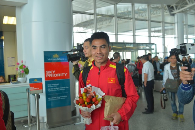 Hình ảnh đội tuyển Việt Nam tại sân bay Nội Bài trước giờ sang Qatar tập huấn - Ảnh 6.
