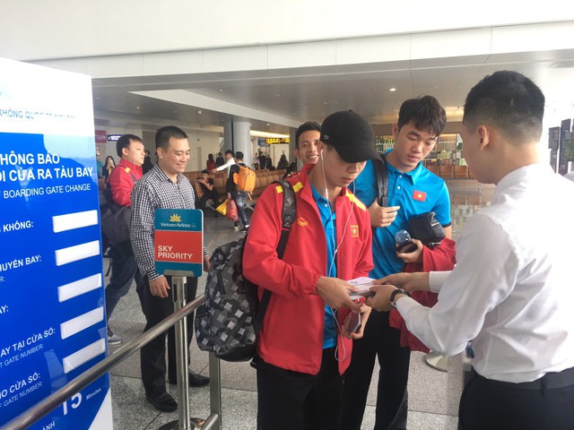 Hình ảnh đội tuyển Việt Nam tại sân bay Nội Bài trước giờ sang Qatar tập huấn - Ảnh 7.