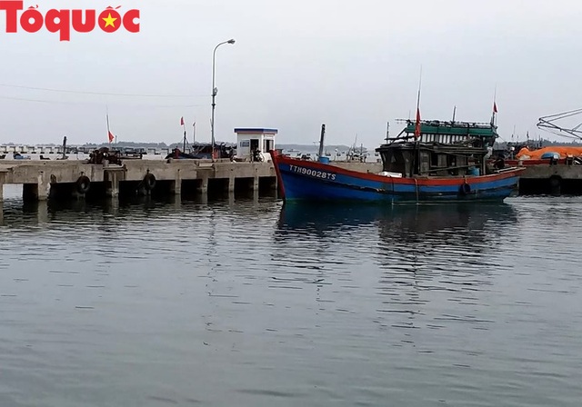 Thời tiết phức tạp, Thừa Thiên - Huế cấm tàu thuyền ra khơi từ chiều 27/12 - Ảnh 1.