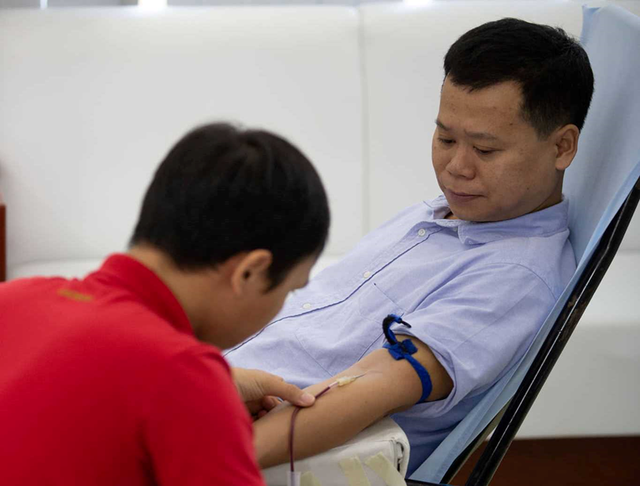 Gần 300 cán bộ, công nhân viên Tổng công ty Phát điện 2 tham gia hiến máu nhân đạo - Ảnh 1.