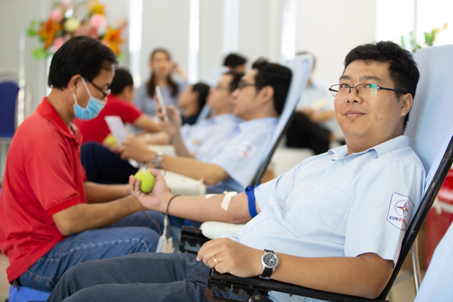 Gần 300 cán bộ, công nhân viên Tổng công ty Phát điện 2 tham gia hiến máu nhân đạo - Ảnh 2.