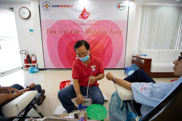 Gần 300 cán bộ, công nhân viên Tổng công ty Phát điện 2 tham gia hiến máu nhân đạo - Ảnh 3.