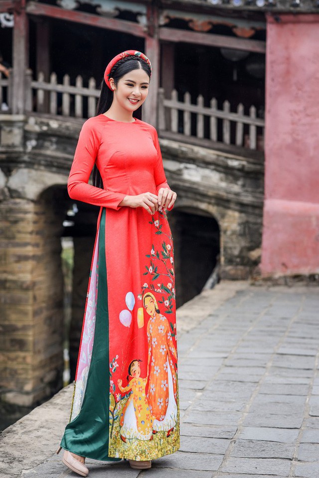 30 mẫu áo dài độc đáo in họa tiết lấy cảm hứng từ ca dao, tục ngữ về mùa xuân của Việt Nam - Ảnh 1.
