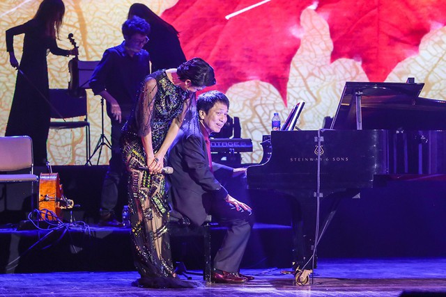 Ca khúc Phú Quang viết trong ngày mối tình đầu lên xe hoa sau 13 năm xa cách được biểu diễn trước công chúng - Ảnh 5.