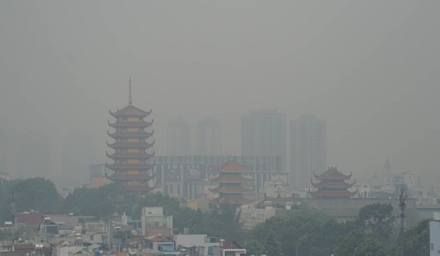 Sương mù dày đặc bao phủ cả ngày, Sài Gòn mờ ảo như Đà Lạt - Ảnh 1.