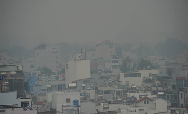 Sương mù dày đặc bao phủ cả ngày, Sài Gòn mờ ảo như Đà Lạt - Ảnh 2.