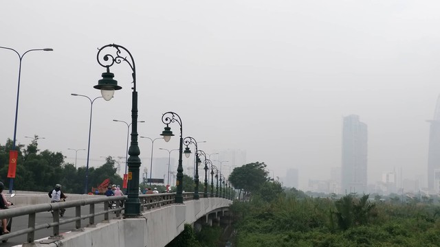 Sương mù dày đặc bao phủ cả ngày, Sài Gòn mờ ảo như Đà Lạt - Ảnh 3.