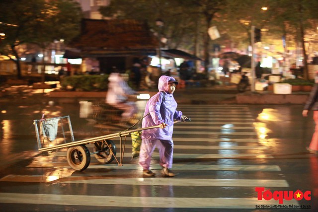 Hà Nội: Người dân lao động co ro chống chọi với mưa rét dưới 8 độ C - Ảnh 14.