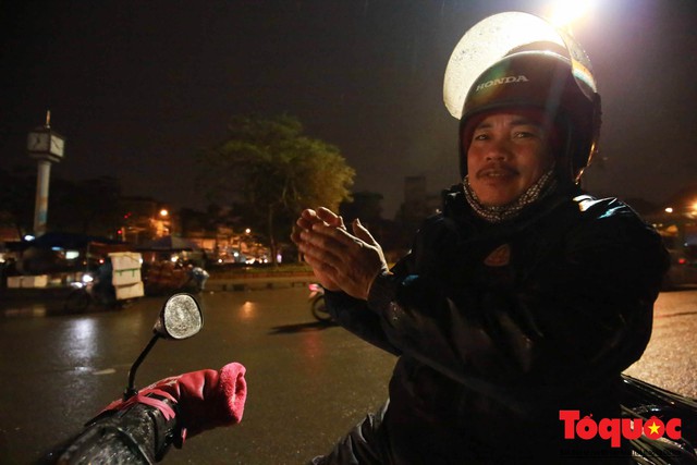 Hà Nội: Người dân lao động co ro chống chọi với mưa rét dưới 8 độ C - Ảnh 13.