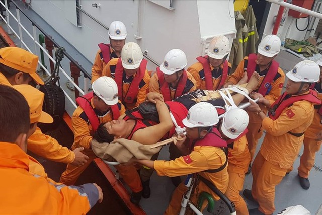 Vượt sóng cao 3,5m cứu 4 thuyền viên Philippines bị tai nạn trên biển - Ảnh 1.
