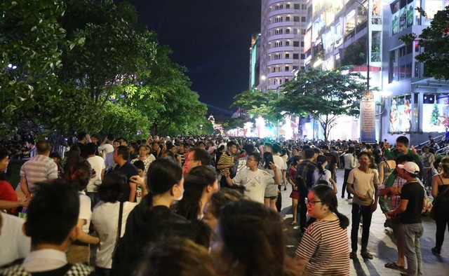Người Sài Gòn đổ về phố đi bộ Nguyễn Huệ chào đón năm mới - Ảnh 7.