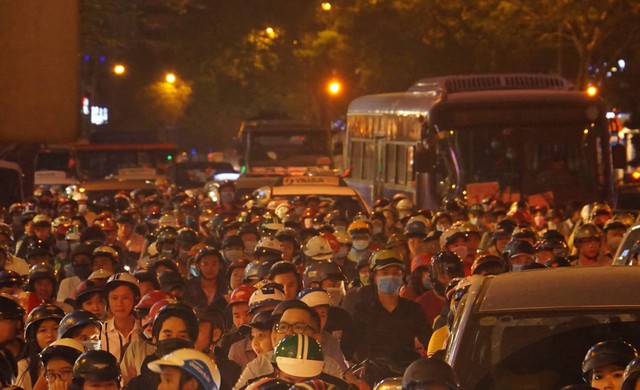 Người Sài Gòn đổ về phố đi bộ Nguyễn Huệ chào đón năm mới - Ảnh 2.