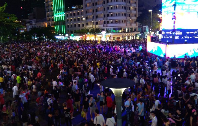 Người Sài Gòn đổ về phố đi bộ Nguyễn Huệ chào đón năm mới - Ảnh 4.