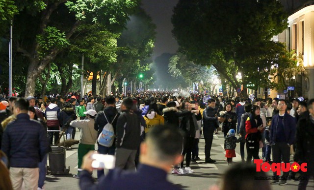 Hàng ngàn người đổ về phố đi bộ chờ xem Countdown 2019 - Ảnh 9.