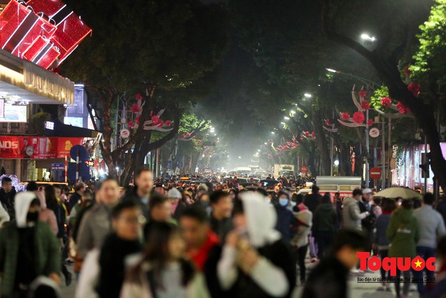 Hàng ngàn người đổ về phố đi bộ chờ xem Countdown 2019 - Ảnh 2.
