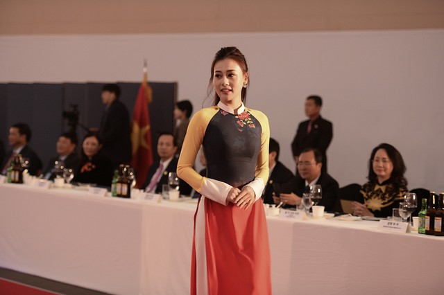 Trình diễn bộ sưu tập áo dài của Đỗ Trịnh Hoài Nam tại Hàn Quốc - Ảnh 4.
