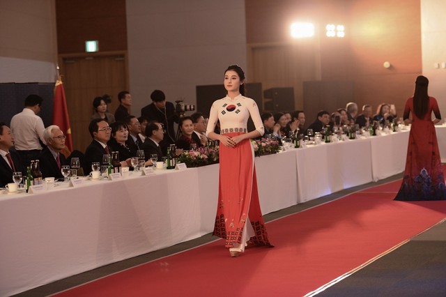 Trình diễn bộ sưu tập áo dài của Đỗ Trịnh Hoài Nam tại Hàn Quốc - Ảnh 5.
