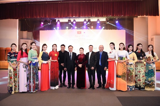 Trình diễn bộ sưu tập áo dài của Đỗ Trịnh Hoài Nam tại Hàn Quốc - Ảnh 1.