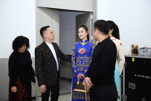 Trình diễn bộ sưu tập áo dài của Đỗ Trịnh Hoài Nam tại Hàn Quốc - Ảnh 2.