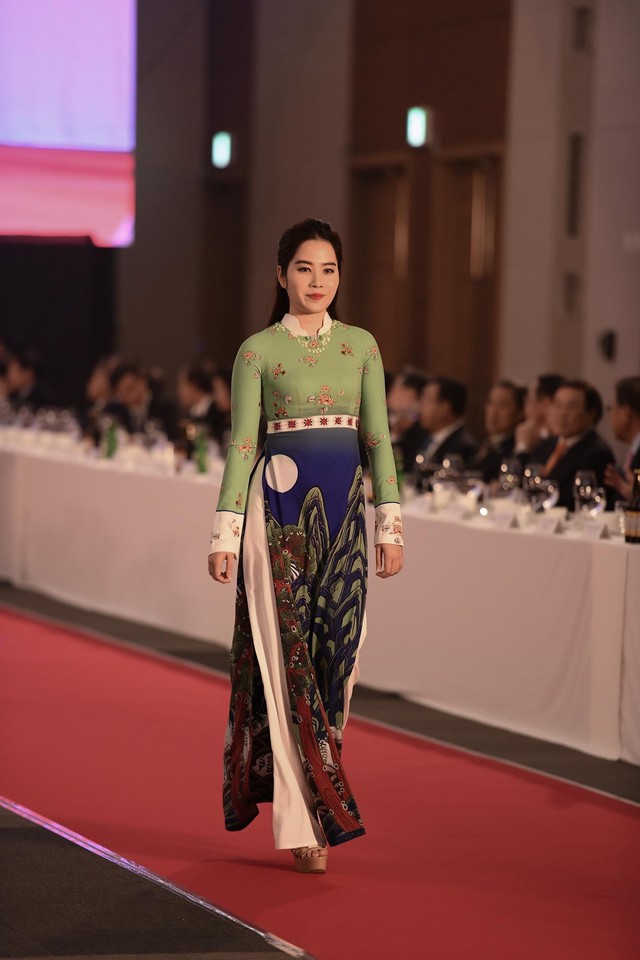 Trình diễn bộ sưu tập áo dài của Đỗ Trịnh Hoài Nam tại Hàn Quốc - Ảnh 12.
