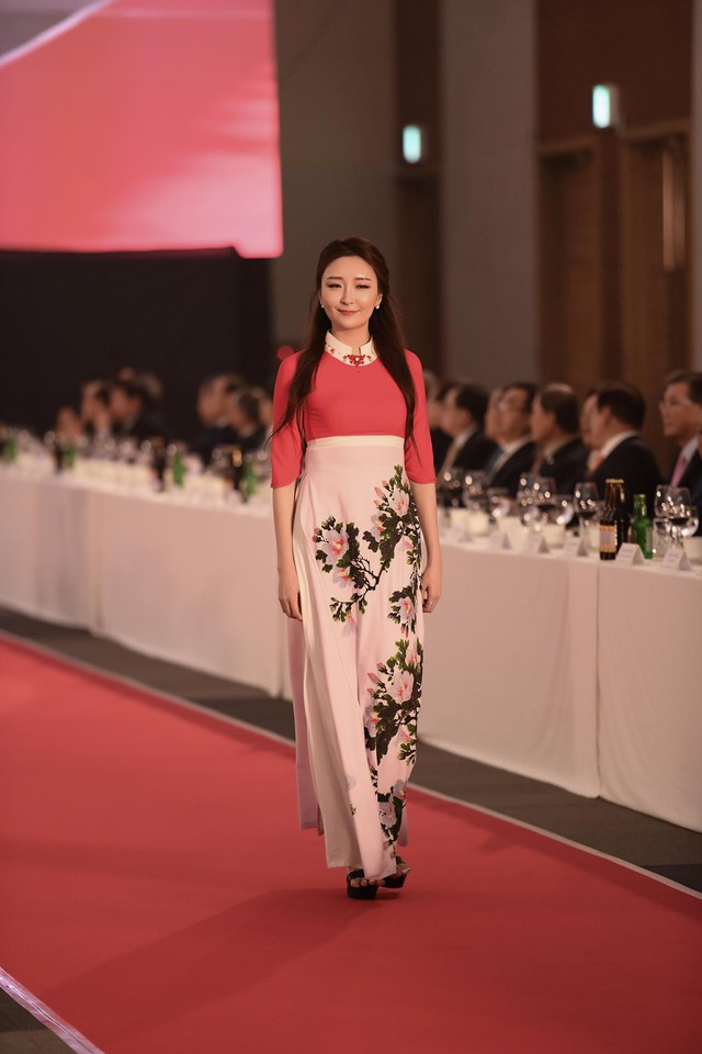 Trình diễn bộ sưu tập áo dài của Đỗ Trịnh Hoài Nam tại Hàn Quốc - Ảnh 10.