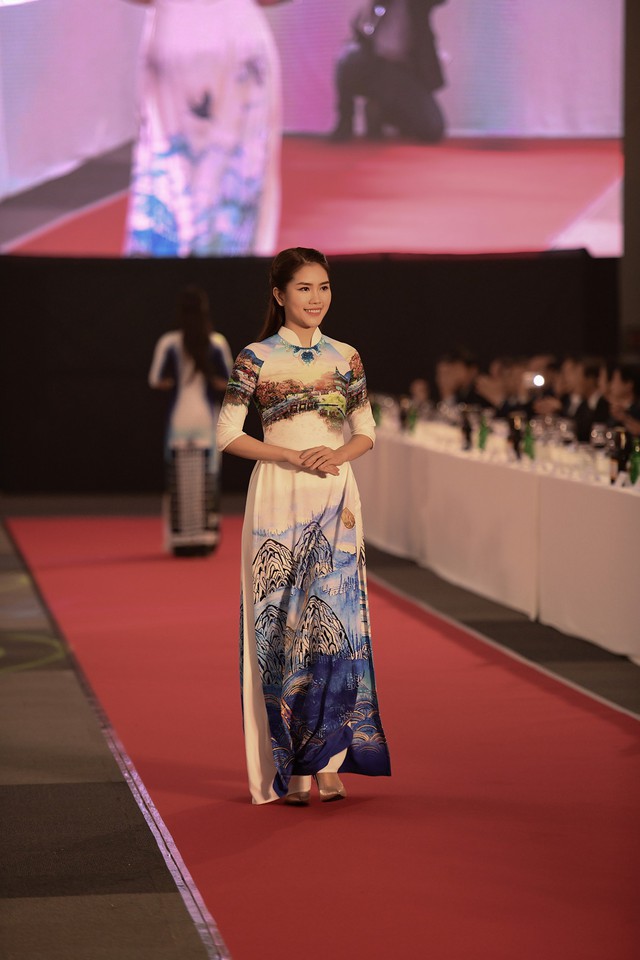 Trình diễn bộ sưu tập áo dài của Đỗ Trịnh Hoài Nam tại Hàn Quốc - Ảnh 8.